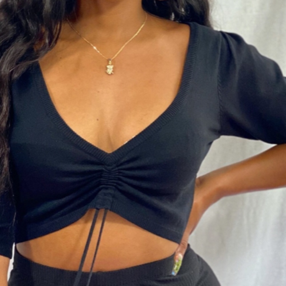 Black Center Cinched Mid Puff V-Neck Crop Top